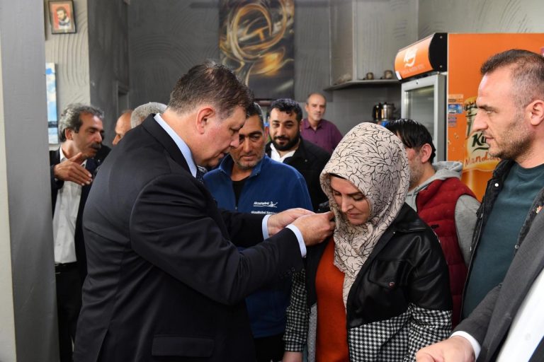 Başkan Tugay AKParti’den istifa edip CHP’ye geçenlere parti rozetini taktı