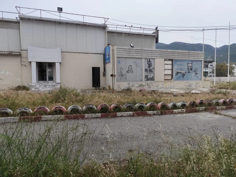 MHP’den Başkan Tugay’a ‘Yarış Pisti’ Eleştirisi: “Botanik Bahçe Sözü Verildi, Kaderine Terk Edildi!”