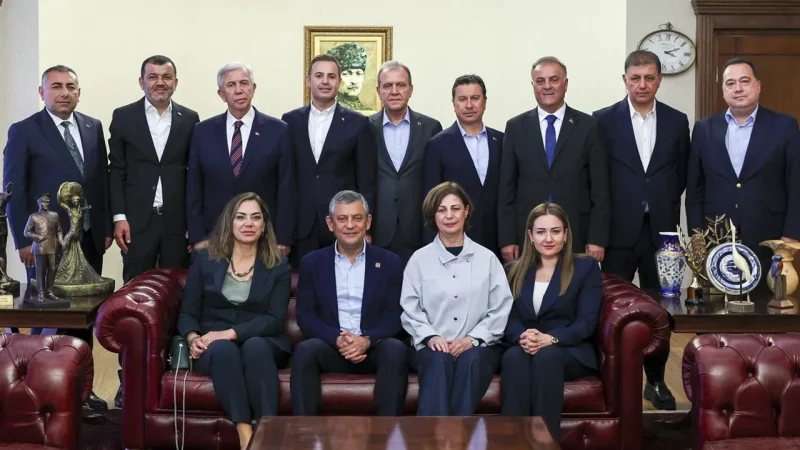 chpli-buyuksehir-belediye-baskanlarindan-ozgur-ozele-destek-lqh6