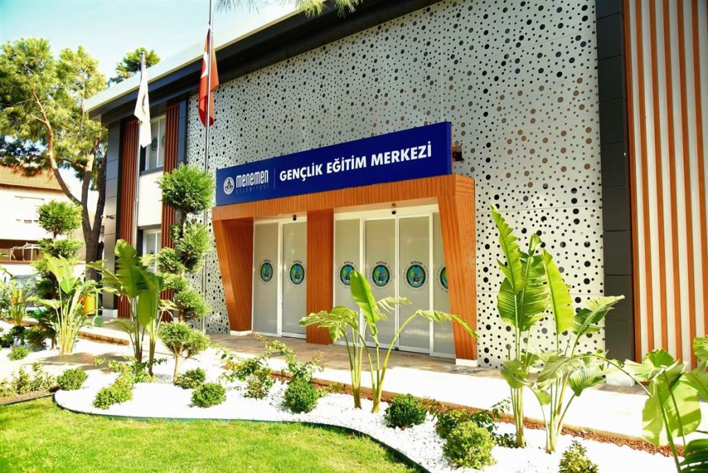 Menemen, eğitim yatırımlarıyla örnek gösteriliyor
