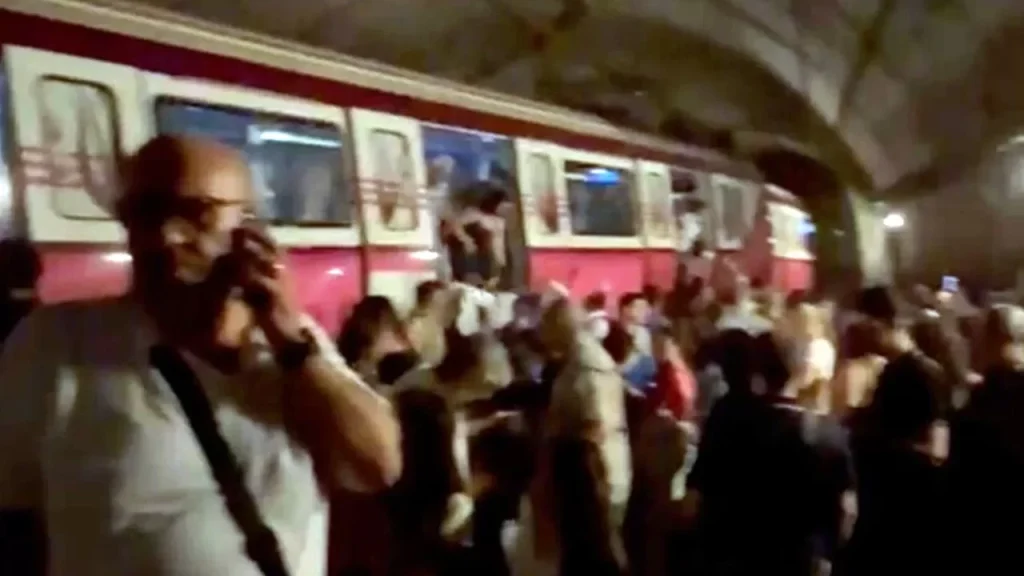 V77d-istanbulda-metro-raydan-cikti-yolcular-tahliye-ediliyor