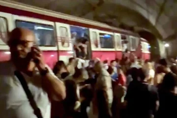 V77d-istanbulda-metro-raydan-cikti-yolcular-tahliye-ediliyor