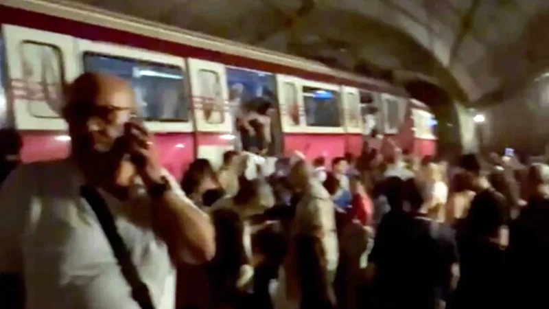 V77d-istanbulda-metro-raydan-cikti-yolcular-tahliye-ediliyor