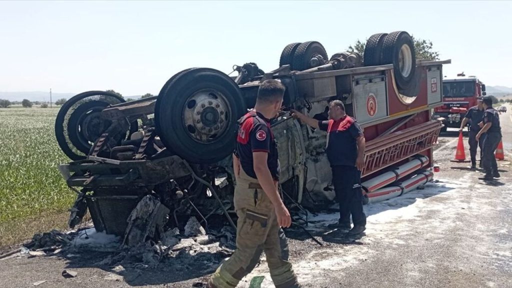 Kaza ihbarına gidiyorlardı… İtfaiye aracı devrildi!