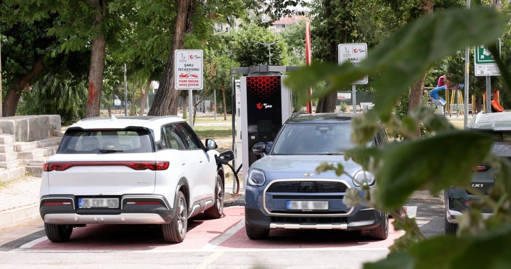 BAYRAKLI’DA 10 NOKTADA 20 ŞARJ ÜNİTESİ