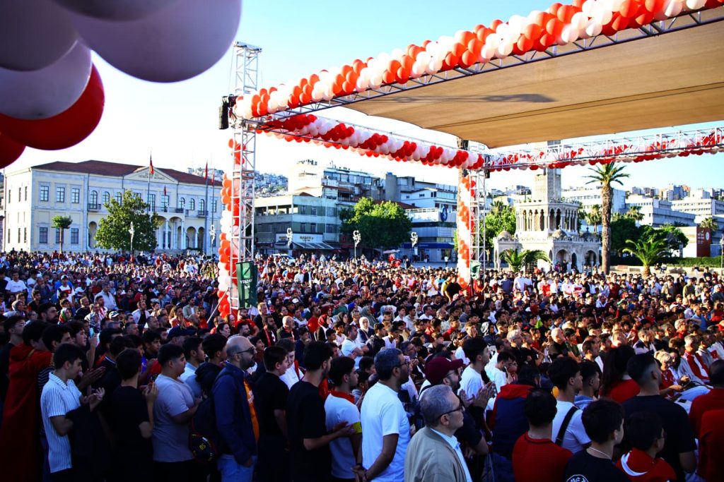 Konak Meydanı’nda Dünya Kupası Heyecanı Yaşandı