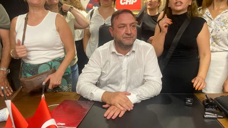 CHP İzmir İl Başkanlığı’nda Gece Hareketliliği: Utku Gümrükçü İl Binasına Girdi