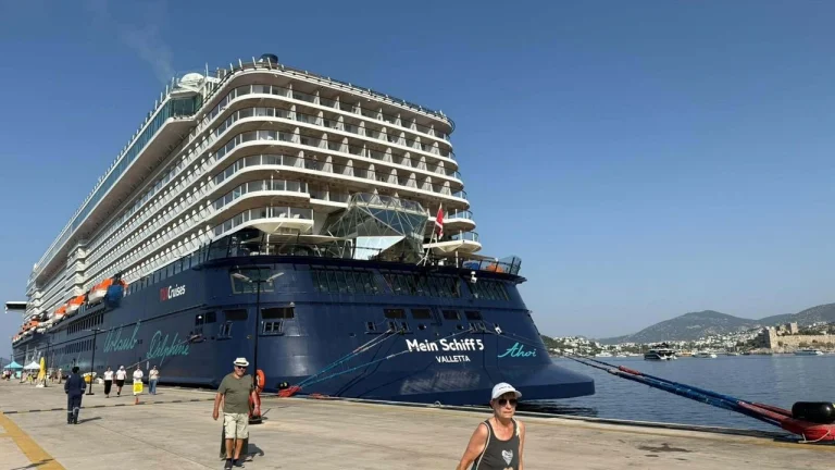 Dev Kruvaziyer Bodrum’a Demir Attı: 2 Bin 746 Turist İlçeye Hareket Getirdi