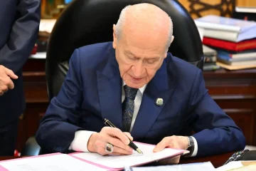 AA-20260804-42137875-42137874-MHP_GENEL_BASKANI_DEVLET_BAHCELIDEN_CERCEVE_YASA_IMZASI-820142