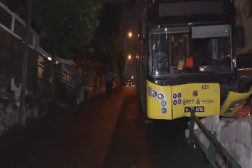 DSjg-sariyerde-korku-dolu-anlar-otobus-bariyere-carpti