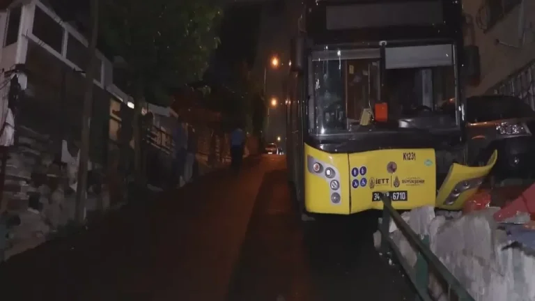 Sarıyer’de korku dolu anlar! Otobüs bariyere çarptı