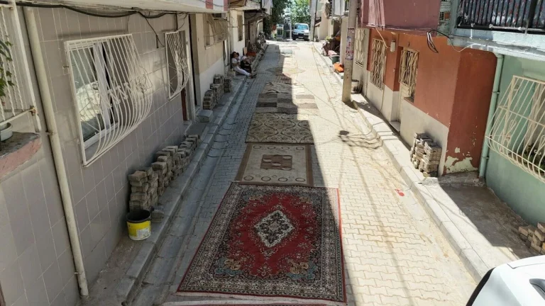 Toz Bulutuna Halılı Çözüm! İzmir’de Mahalle Sakinleri İsyanda