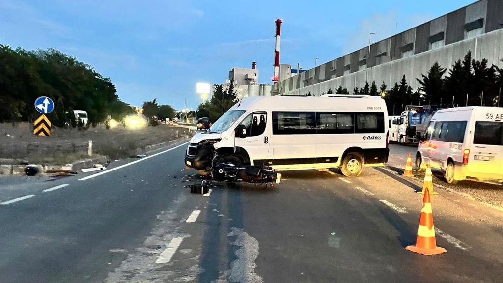 Servis minibüsüyle motosiklet çarpıştı: 22 yaşındaki sürücü öldü